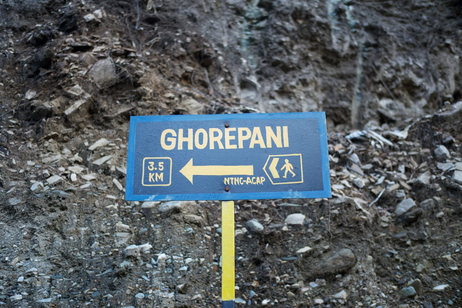 Trail sign pointing the way to Ghorepani on the Poon Hill trek